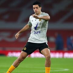 Afición de Wolves arma colecta para hacer manta en honor a Rául Jiménez