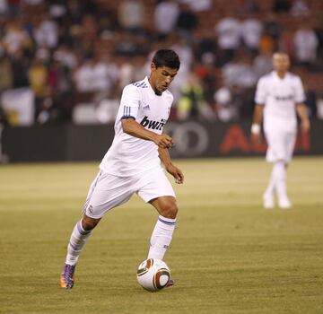 Oficialmente el defensor ha jugado un único partido con el primer equipo del Real Madrid y fue en la temporada 2009/10 contra el Osasuna. Ha  pasado cuatro años como jugador del Real Madrid Castilla. 