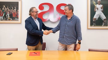 Juan Cantón, director general de Prensa de PRISA Media, y Javier Guillén (dcha.), director de La Vuelta, durante la firma del acuerdo.