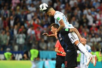 Nicolás Otamendi con Mario Mandzukic.