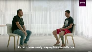 El día 4, Messi anuncia que seguirá en el Barça porque "no llevaría nunca a juicio al club de mi vida". Esa cláusula por la que podía salir gratis no estaba clara. Tanto que el Barça pedía su cláusula, 700 millones, para que se marchase. Pero Messi, en la entrevista a Goal en la que confirmó que seguiría en el Camp Nou, va directamente a por Bartomeu. "No hay proyecto ni hay nada", se van haciendo malabares. Días después, vuelve a sacudir al club criticando las formas del adiós de Suárez. En ese ambiente, el argentino empieza la pretemporada a las órdees de Ronald Koeman. El Barça empieza la competición el día 27 con una victoria por 4-0 ante el Villarreal con la explosión de Ansu Fati. El club, sin embargo, sigue en llamas y con un voto de censura en marcha.