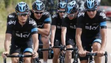 Los ciclistas del equipo Sky ayudan a su líder