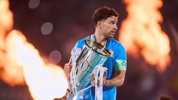Jose Rivero lifts the Champion trophy with Cruz Azul players during the final leg match between Cruz Azul and Vancouver Whitecaps as part of the CONCACAF Champions Cup 2025, at Olimpico Universitario Stadium on June 01, 2025 in Mexico City, Mexico.