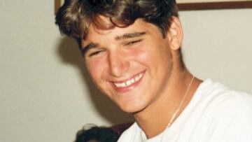 El skater Ignacio Echeverr&iacute;a, h&eacute;roe del monopat&iacute;n, sonriendo y con una camiseta blanca. 