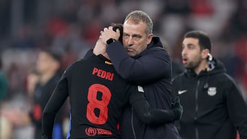 Flick abraza a Pedri en Lisboa.