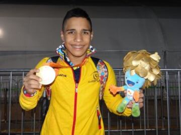 Carlos Serrano triple medallista: Con 18 años el nadador santandereano fue sin duda el mejor colombiano en los paralímpicos, hizo historia ganando tres medallas, algo que nadie en nuestro país ha hecho. Obtuvo oro en la prueba de los 100 metros pecho, plata en 100 metros estilo libre clase S7 y bronce en los 50 metros libres.