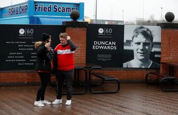 Se cumplen 60 años de la tragedia aérea que acabó con la vida de 23 personas, ocho de ellos futbolistas del equipo inglés al que llamaban 'Busby Babes'. El Manchester United realizó un bonito memorial en el partido de la Premier frente a Huddersfield Town