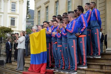 El equipo José Pékerman asistió a un evento presidencia para recibir el pabellón nacional. El sábado estará partiendo a Italia para continuar con la preparación al Mundial de Rusia.