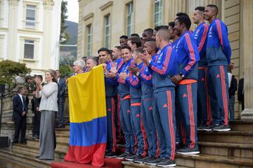 El equipo José Pékerman asistió a un evento presidencia para recibir el pabellón nacional. El sábado estará partiendo a Italia para continuar con la preparación al Mundial de Rusia. 