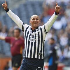 Humberto Suazo apoya a Rayados desde sus redes sociales