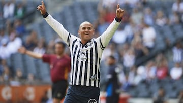 Humberto Suazo apoya a Rayados desde sus redes sociales