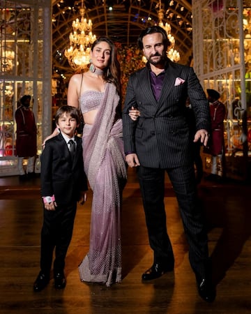 Los actores Saif Ali Khan y Kareena Kapoor Khan con su hijo Taimur Ali Khan posan para una fotografía durante las celebraciones previas a la boda. 
