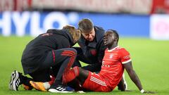 Sadio Mané es atendido por los servicios médicos ante el Werder Bremen.