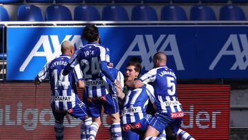 VITORIA-GASTEIZ, SPAIN - APRIL 18: Rodrigo Battaglia of Deportivo Alaves celebrates with teammates after scoring their team's first goal during the La Liga Santander match between Deportivo Alavés and SD Huesca at Estadio de Mendizorroza