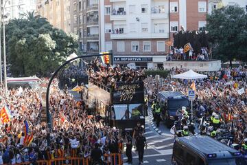 Valencia streets packed as fans celebrate with Copa del Rey winning team