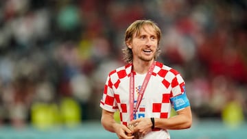 Luka Modric, posando con la medalla del tercer clasificado del pasado Mundial de Qatar.