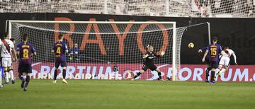2-1. Raúl de Tomas en la jugada del segundo gol de Álvaro Garcí­a.