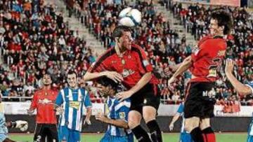 <b>EL 1-0. </b>Aduriz remata libre de marca, y supera a Kameni porque el camerunés salió inseguro.