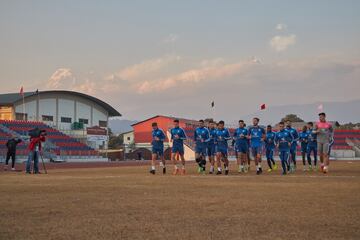 Los jugadores del Cacereño, durante un entrenamiento en el Pokhara Rangasala.