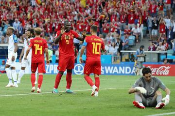 Lukaku y Hazard celebran el gol. Jaime Pebedo se lamenta.