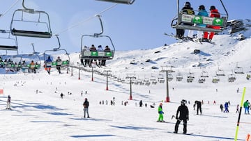 Multitud de personas practican el esquí en Sierra Nevada. EFE/ Miguel Ángel Molina/Archivo