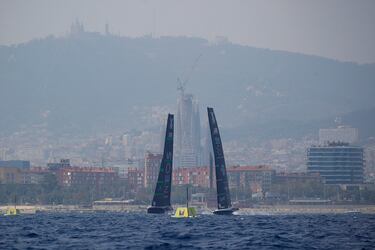 Luna Rossa Prada Pirelli apaga y enciende la luz del debut en Barcelona