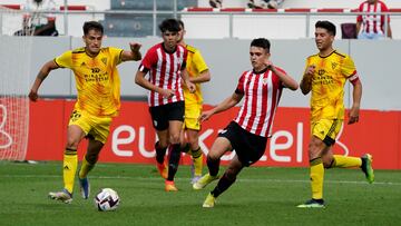 Prados conduce el balón en su regreso a Lezama.