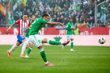 Pocos días se marca un doblete y se acaba perdiendo, pero a Willian José le pasó ante el Girona. Dos goles con un denominador común: David López, en la foto. Aún con todo, en ambos, el delantero estuvo sobresaliente. En el primero, tras error del central, pegándola desde fuera del área por encima de Gazzaniga. En el segundo, controlando con sangre fría en el área, antes de marcar.