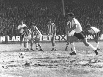 Juanito lanza un penalti con el Burgos frente a la Real Sociedad en la época que militó en el conjunto burgalés antes de fichar por el Real Madrid.