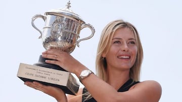 Maria Sharapova posa con el trofeo de campeona de Roland Garros 2014.