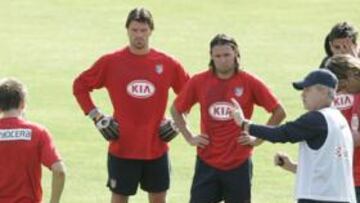 <b>VUELTA. </b>Aguirre daba ayer directrices a su plantel ante la atenta mirada de Maniche, a su lado, que vuelve a un once del Atlético ocho meses después.