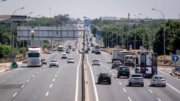 Varios vehículos circulan durante la primera operación salida de verano 2025, en la autovía A4, a 27 de junio de 2025, en Madrid (España). La Dirección General de Tráfico (DGT) prevé para esta primera operación salida del verano 2025 un total de alrededor de 6 millones de desplazamientos por carretera entre hoy a las 15:00 horas y la medianoche del lunes 1 de julio. Esta cifra corresponde al periodo inicial de mayor intensidad de tráfico, coincidiendo con el inicio de las vacaciones escolares y el primer gran fin de semana estival.
27 JUNIO 2025;OPERACIÓN;SALIDA;COCHES;VEHÍCULOS;CARRETERA;AUTOVÍA;RECURSOS;VERANO
A. Pérez Meca / Europa Press
27/06/2025