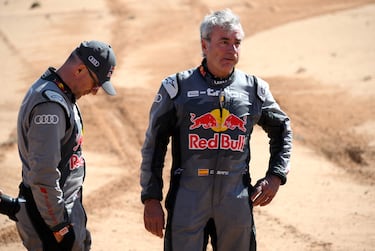 Los pilotos de Audi Stephane Peterhansel  y Carlos Sainz  después de sus respectivos  accidentes durante la Etapa 6 del Dakar 2023 entre Ha'il y Al Duwadimi.