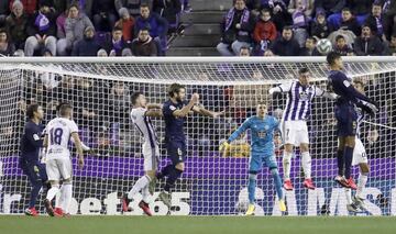 Nacho, en el centro, se dispone a rematar el centro de Kroos que terminaría en el gol del triunfo del Real Madrid contra el Valladolid.