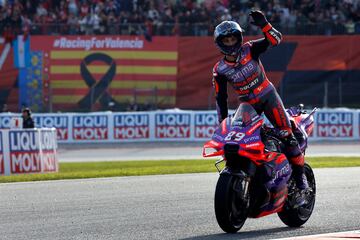 Jorge Martín saluda al público tras quedar tercero en la carrera al esprint.