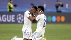 Los jugadores del Real Madrid celebran la victoria y la clasificación para la final de Parí­s en 2022. En la imagen, Rodrygo y Vinicius Junior.