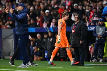 El técnico del Tottenham había sorprendido con la titularidad de Kinsky en el lugar de Vicario. Pero solo duró 17 minutos, ya que tras el fallo en dos goles, le retiró del campo. Se marchó abatido entre muestras de cariño de sus compañeros.