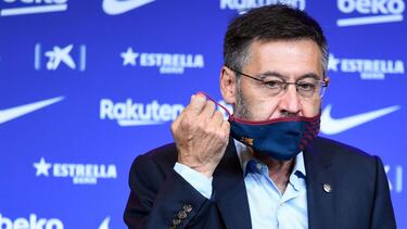 Barcelona's president Josep Maria Bartomeu removes his facemask during his official presentation at the Camp Nou stadium in Barcelona on August 19, 2020. - Crisis-hit Barcelona hailed the "return of a legend" as the Spanish giants today off