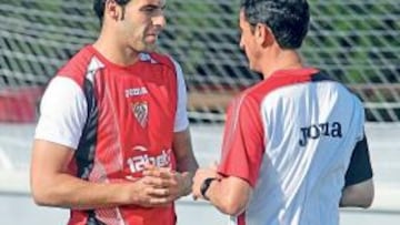 <b>APOYO. </b>Negredo y Jiménez dialogan en la Ciudad Deportiva sevillista.