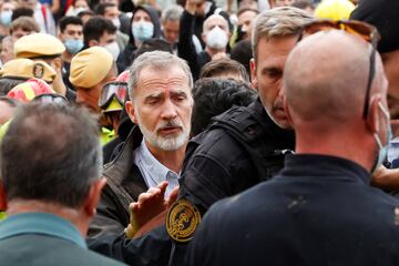 El rey Felipe VI, durante su visita a una zona afectada por la DANA, a 3 de noviembre de 2024, en Paiporta.