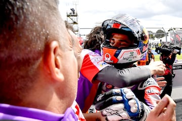 Jorge Martín logró una brutal pole en MotoGP en el Gran Premio de Australia. La pole llegó con la ayuda inestimable de su compañero Zarco, que le resultó una referencia ideal para parar el crono en 1:27.767 y establecer un nuevo récord en Phillip Island.