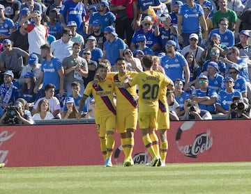 Los jugadores del Barcelona celebrando el gol 0-1