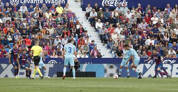 Levante 2-1 Atlético de Madrid | Rodri recibió el balón en la frontal, dejó sentado a su defensor y disparó con potencia poniendo el balón en la mismísima escuadra.