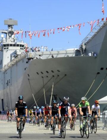 Momento de la salida de la tercera etapa de la Vuelta Ciclista a España 2014, que ha partido del buque anfibio portaaviones 'Juan Carlos I', el mayor barco de guerra de la Armada Española, para tras un recorrido de 188 kilómetros llevar al pelotón hasta la localidad gaditana de Arcos de la Frontera.