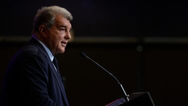 GRAFCAT9737. BARCELONA (ESPAÑA), 27/04/2023.- El presidente del Barcelona, Joan Laporta, durante su comparecencia ante los medios para dar detalles sobre la financiación de 1.450 millones de euros para ejecutar las obras del Espai Barça, el proyecto de remodelación del Spotify Camp Nou y sus aledaños.EFE/Quique García