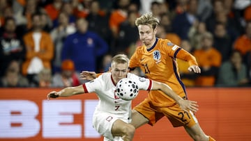 Frenkie de Jong pugna por un balón.