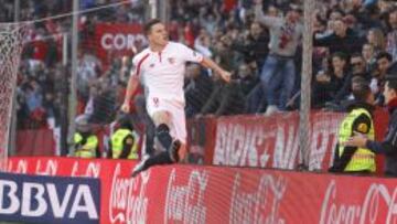 Gameiro celebra un tanto.