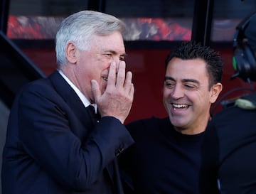Bromas entre los dos entrenadores del Cl¨¢sico antes del inicio del encuentro.