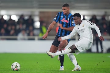 1-2. El 7 del Real Madrid aprovecha el fallo de su compatriota Éderson y finaliza dentro del área con disparo raso, cruzado y ajustado al palo largo de Marco Carnesecchi.