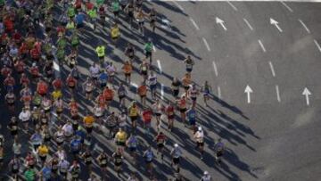 Salida de la trigésimo cuarta edición del Maratón de Barcelona, en la que participan 17.830 atletas de 87 países, lo que la sitúa entre las cinco 'grandes' de Europa, Maratón de Barcelona. 